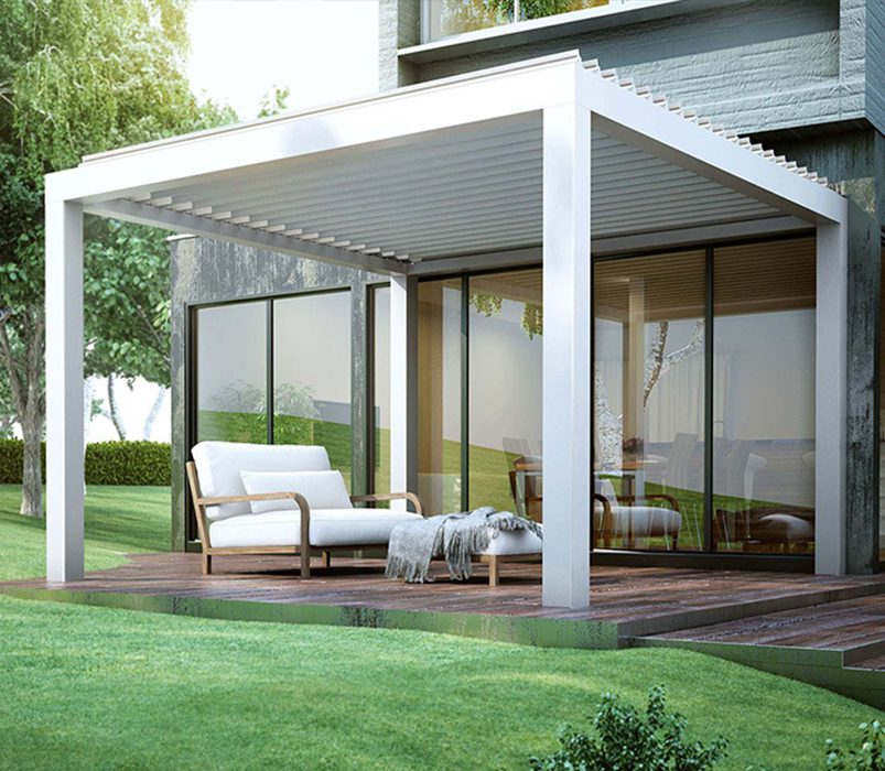Bioclimatic pergola with adjustable aluminum louvers